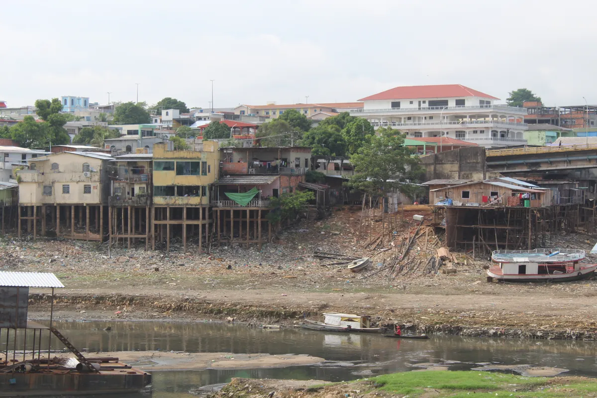 Paisagem do bairro de Educandos, em Manaus, onde há moradias do tipo palafitas