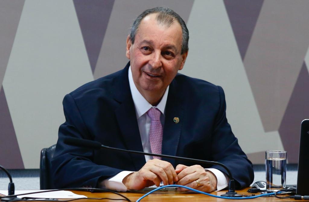 Senador Omar Aziz na bancada do Senado federal