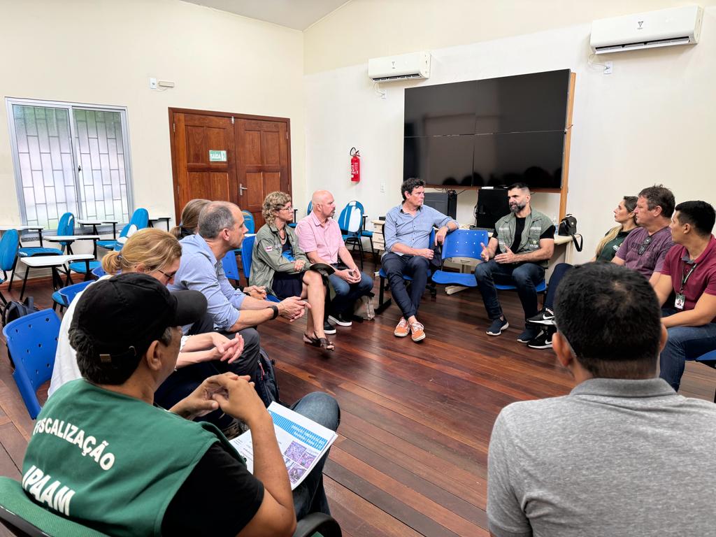 Secretário de Meio Ambiente do Amazonas, Eduardo Taveira, e representantes do banco alemão KFW, em Humaitá