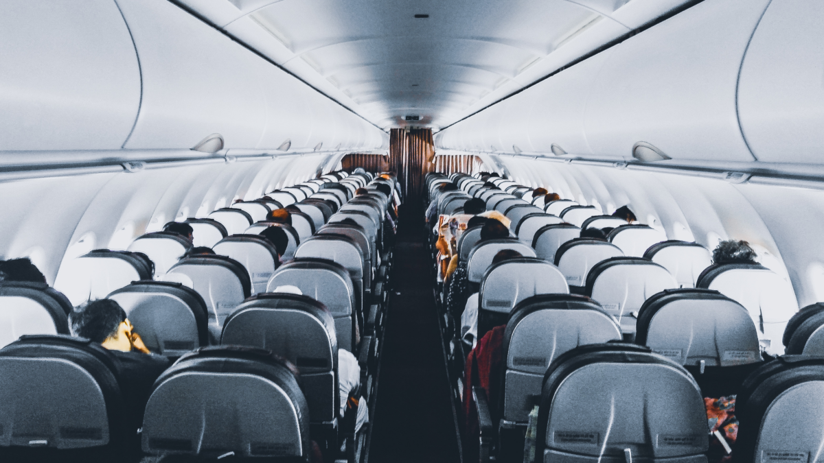 Beneficiários do Prouni e aposentados poderão comprar as passagens aéreas mais baratas -Foto: Reprodução/Canva