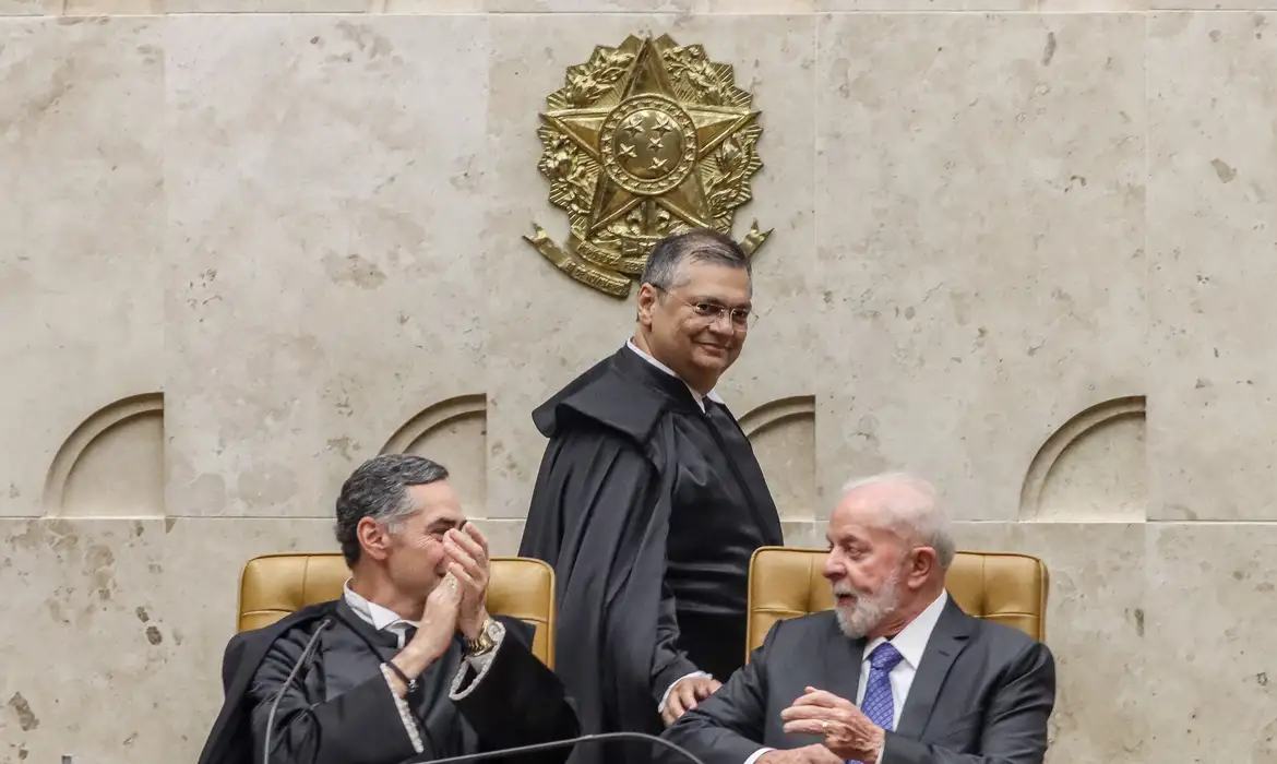 Flavio Dino toma posse do STF