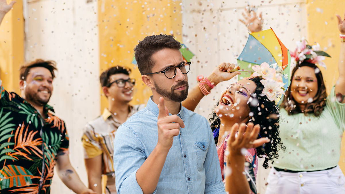 pessoas-pulando-carnaval-2023