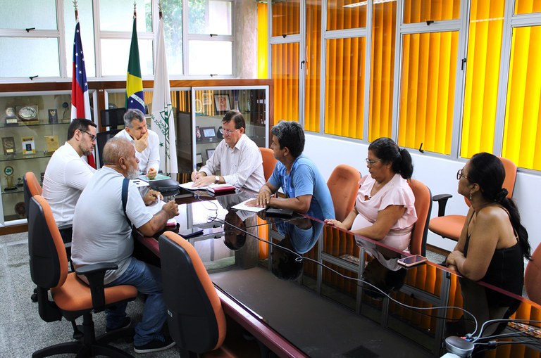 Superintendentes da Suframa, Bosco Saraiva, e do MDA-AM, José Ricardo, se reúnem com pequenos agricultores
