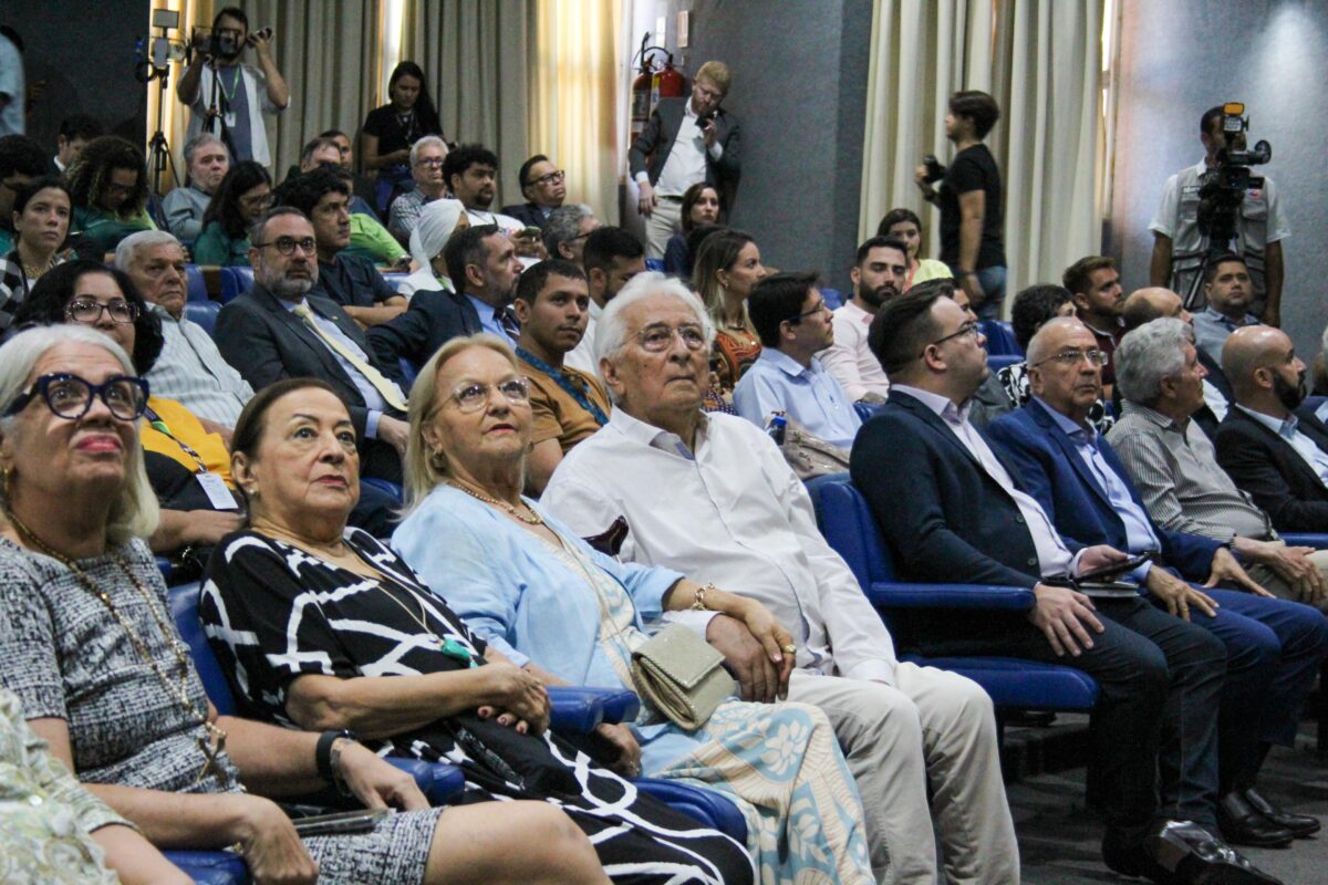 Familiares dos ex-secretários José Lopes e Francisco Monteiro de Paula e o ex-secretário Elson Farias, durante homenagem do Codam