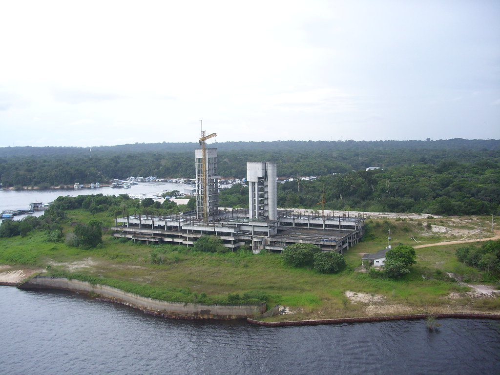 Esqueleto do prédio onde funcionaria o Hotel Maksoud Plaza de Manaus