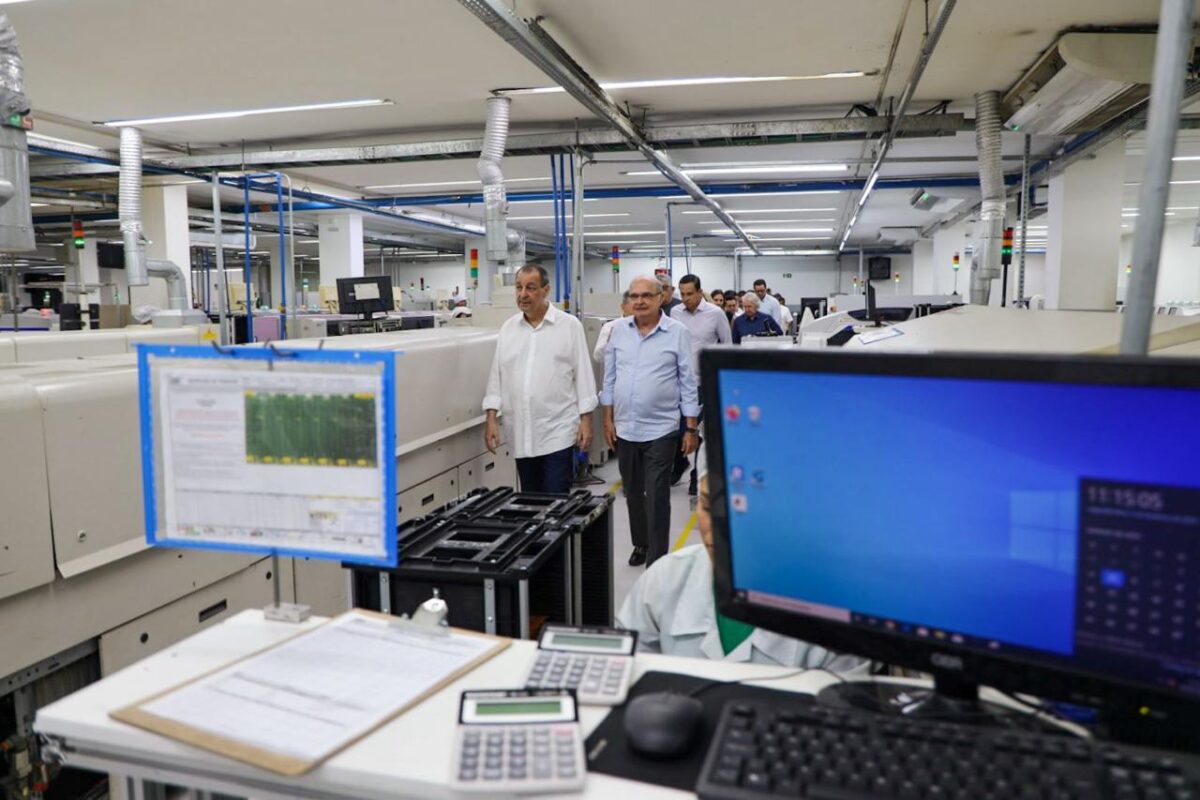 Senador Omar Aziz visita fábrica do empresário Francisco Garcia