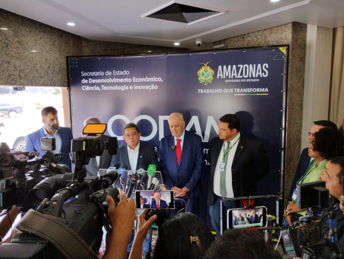 Vice-governador do Amazonas, Tadeu de Souza, o secretário Serafim Corrêa, dão entrevista após reunião do Codam