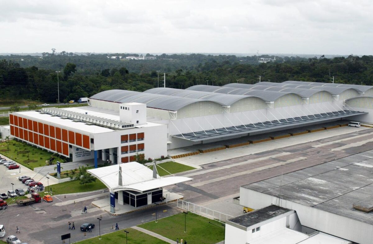 Imagem aérea do terminal de cargas do Aeroporto de Manaus, com armazéns e área operacional.