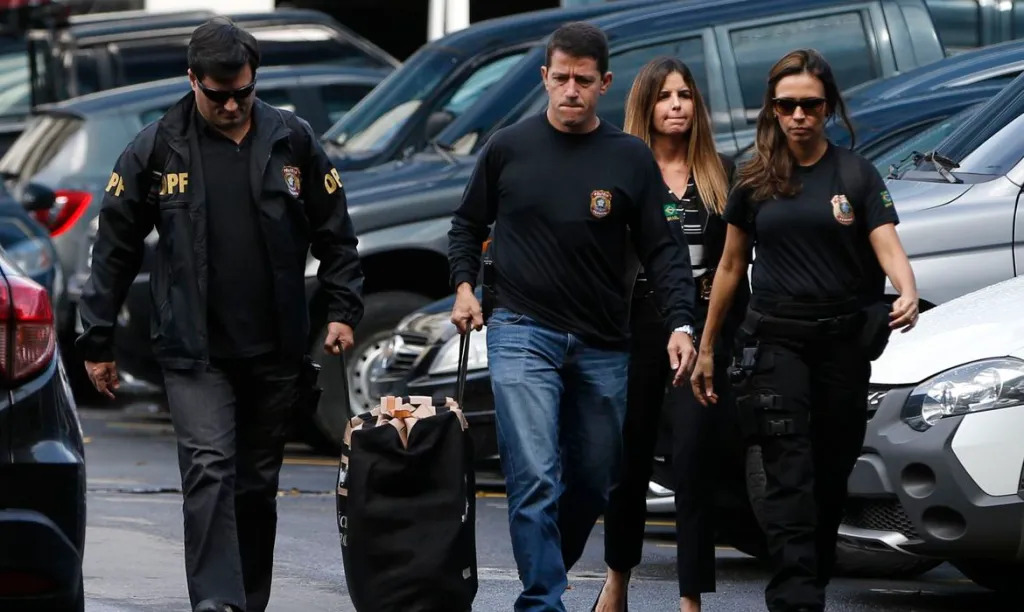 Policiais federais na apreensão de materiais em uma das fases da operação Lava Jato, em 2017 — Foto: Tânia Rêgo/Agência Brasil