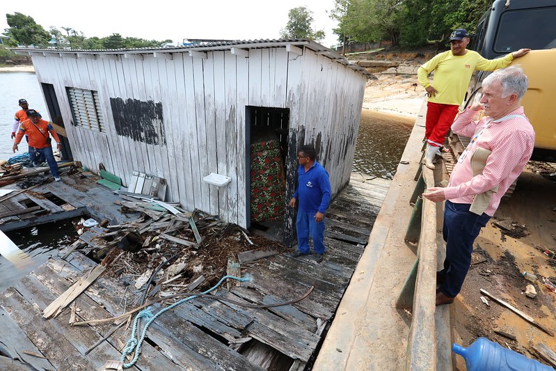 Flutuantes abandonados são retirados pela Semmas em Manaus - Foto: Clóvis Miranda / Semcom)