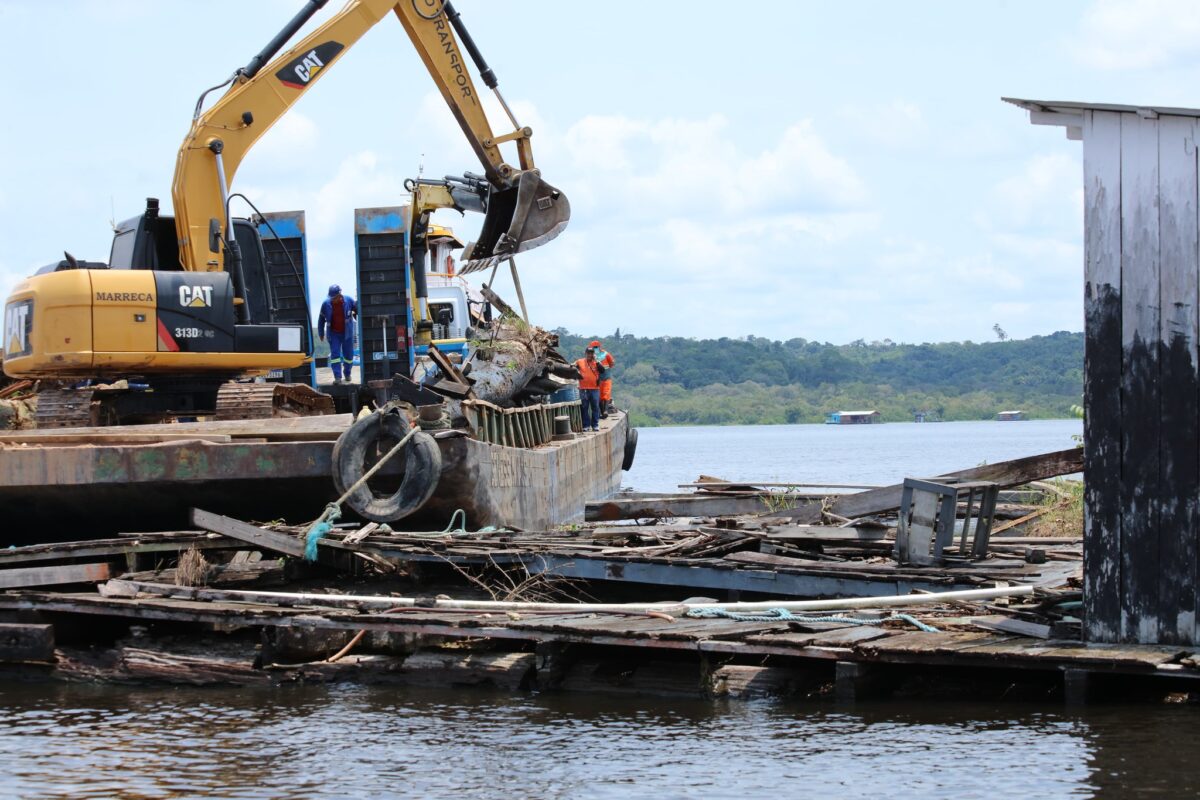 Flutuantes abandonados são retirados pela Semmas em Manaus - Foto: Clóvis Miranda / Semcom)