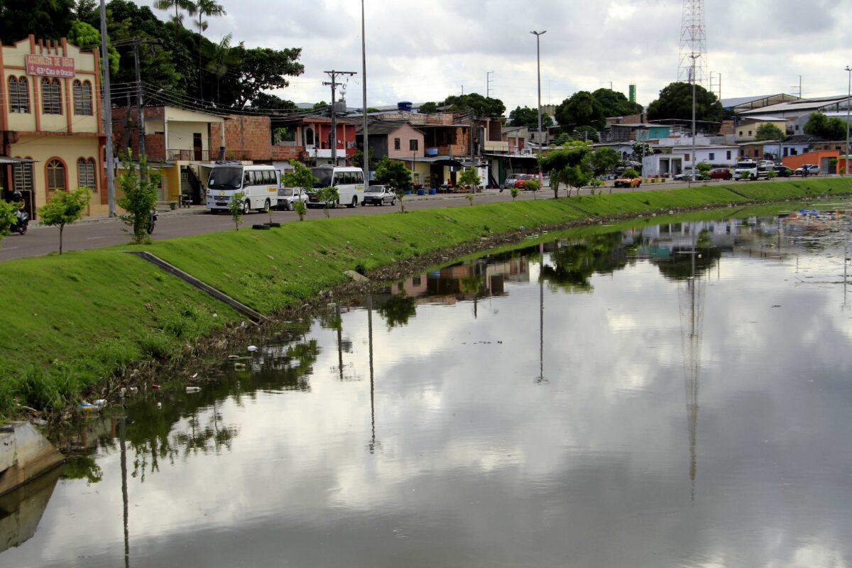 Limpeza de igarapés em Manaus Foto: Altemar Alcantara/Semcom