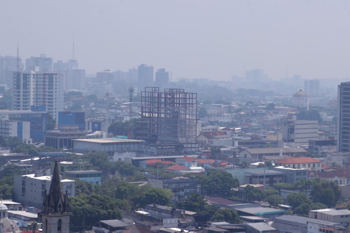 Imagem aérea de Manaus encoberta por fumaça em 2023 (Foto: Semcom)