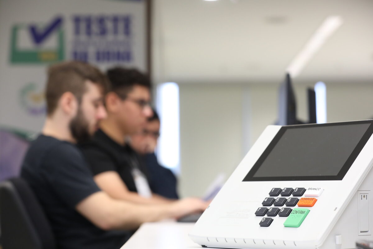 Teste público de segurança da urna - (Foto: Alejandro Zambrana/Secom/TSE)