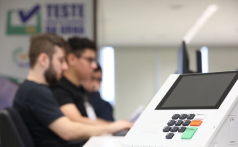Teste público de segurança da urna - (Foto: Alejandro Zambrana/Secom/TSE)