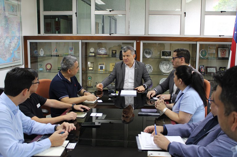 Bosco Saraiva, da Suframa, e diretores da BYD, em Manaus