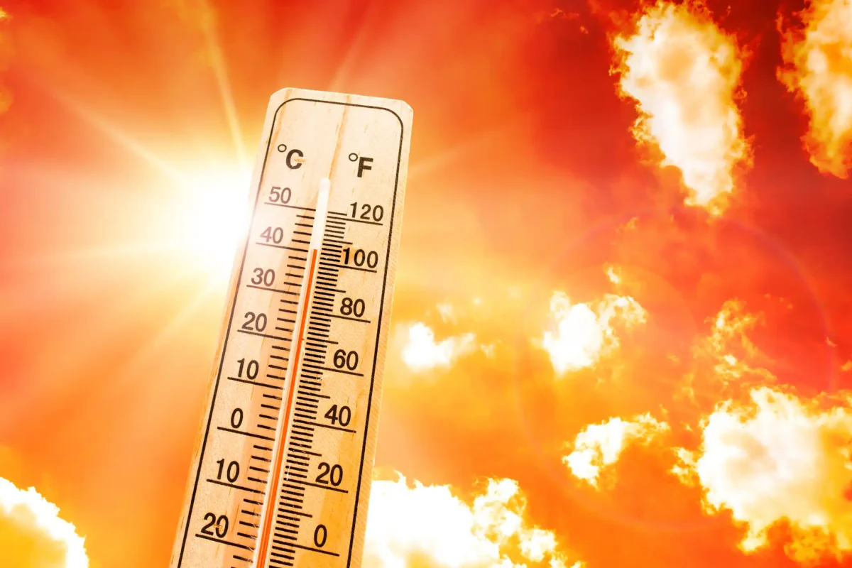 Montagem-de-um-dia-quente-com-termometro-e-altas-temperaturas-onda-de-calor-Infomorning