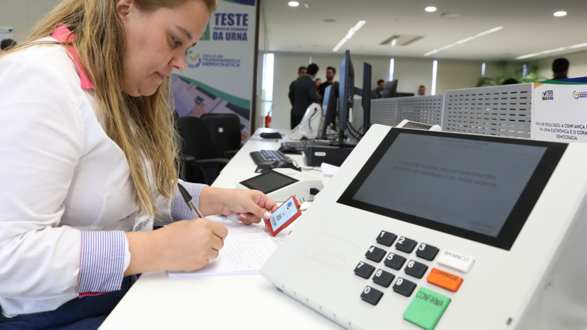 Teste público de segurança da urna em 2023- (Foto: Alejandro Zambrana/Secom/TSE)