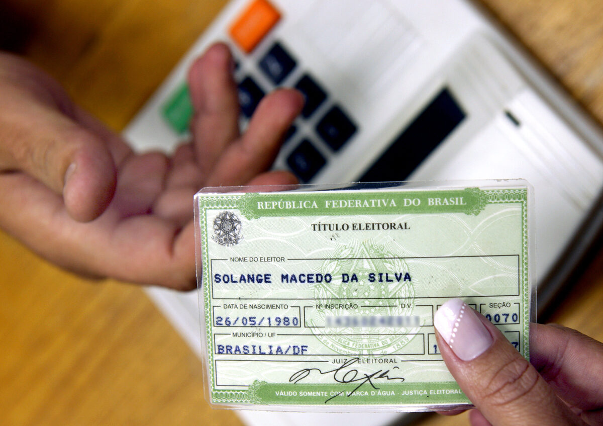 Título Eleitoral nas mãos de uma mesário- Foto: Divulgação/TSE
