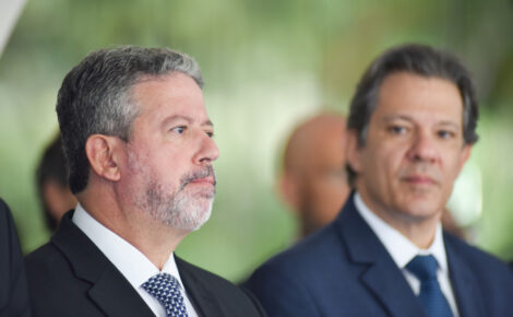 Arthur Lira e Fernando Haddad (ao fundo). Foto: Ton Molina / Estadão Conteúdo
