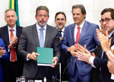 Ministro da Fazenda foi à Câmara dos Deputados para entregar a proposta de regulamentação da reforma tributária..