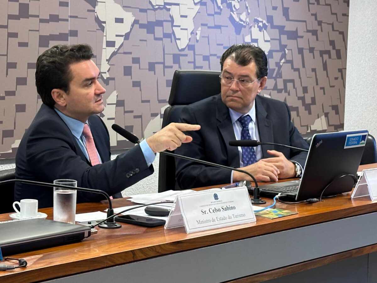 Ministro do Turismo, Celso Sabino, e o senador Eduardo Braga, durante debate em comissão do Senado