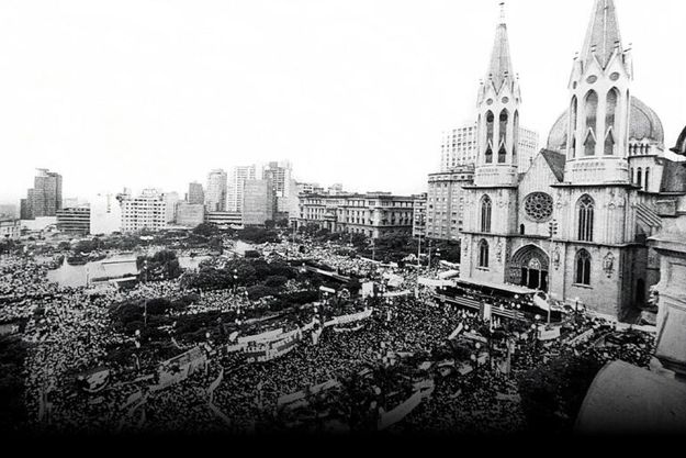 Imagem do comício pelas diretas já na praça da Sé, em São Paulo