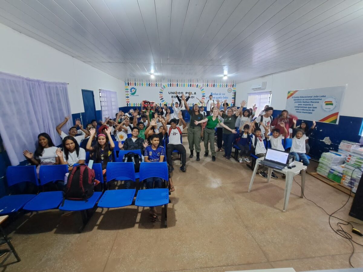 Equipe de educação ambiental do Ibama em ação numa escola pública de Manaus