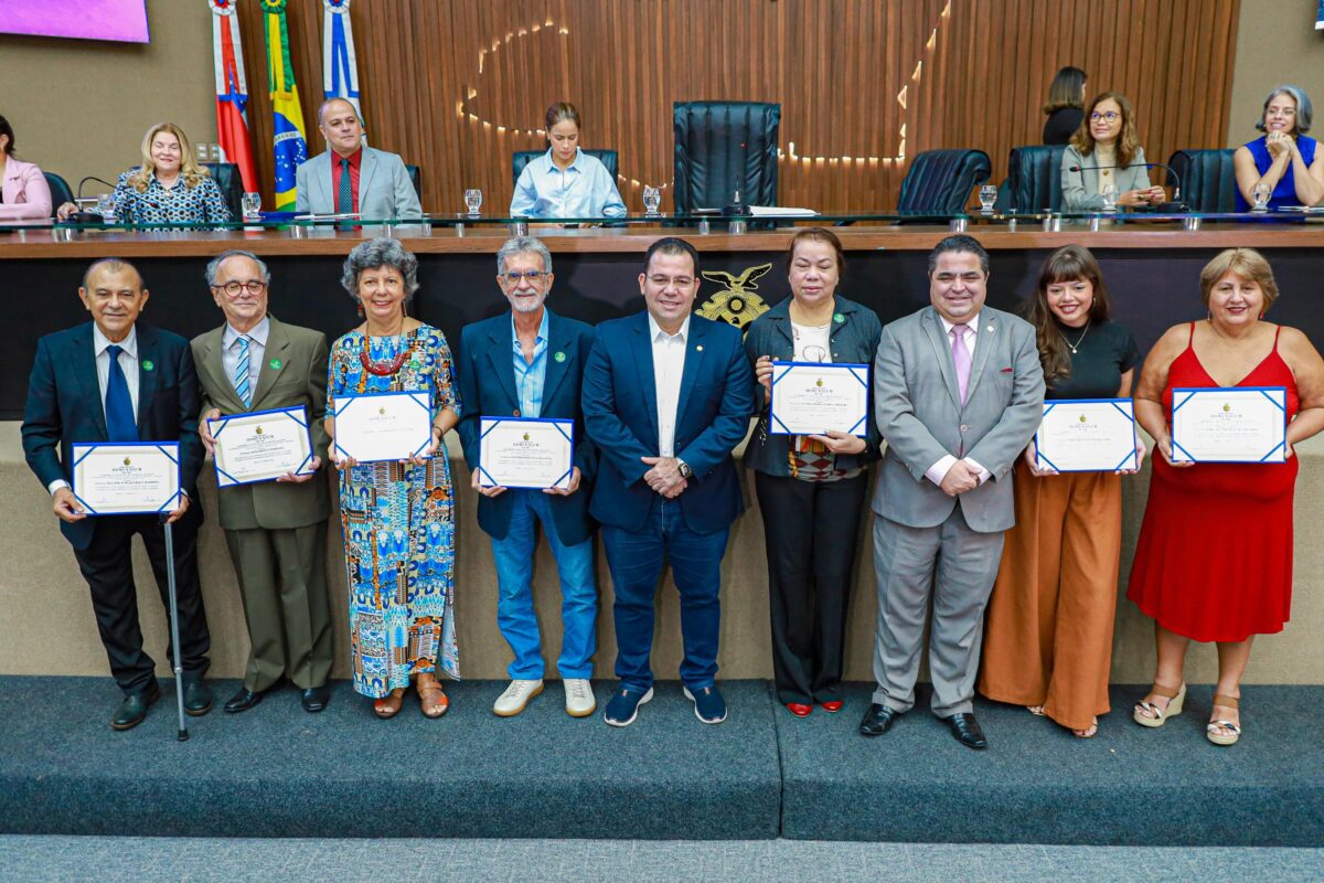 Ex-professores do curso de Jornalismo da Ufam homenageados na Aleam