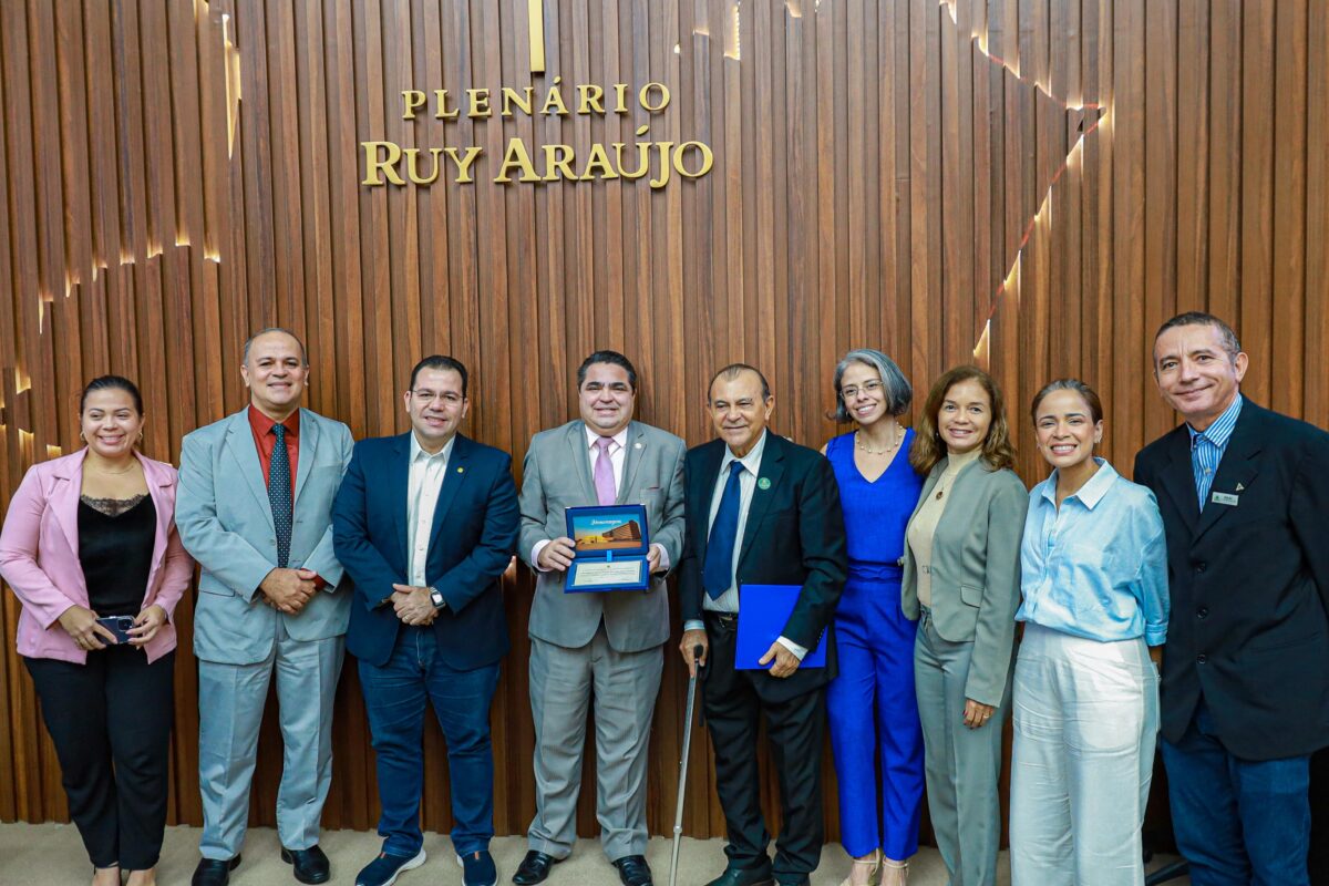 Reitor da Ufam, Sylvio Puga, o deputado estadual Wilker Barreto e professores do curso de Jornalismo da Ufam
