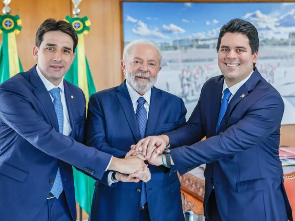 Ministros Silvio Costa Filho e André Fufuca apertam as mãos com o presidente Lula