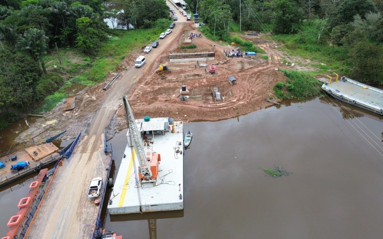 Obra de reconstrução da ponte sobre o rio Curuça, na BR-310