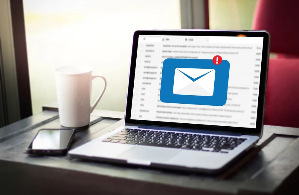 Uso de provedores antigos de e-mail como Yahoo, Hotmail, BOL, UOL e AOL gerou debates, dividindo opiniões entre usuários.