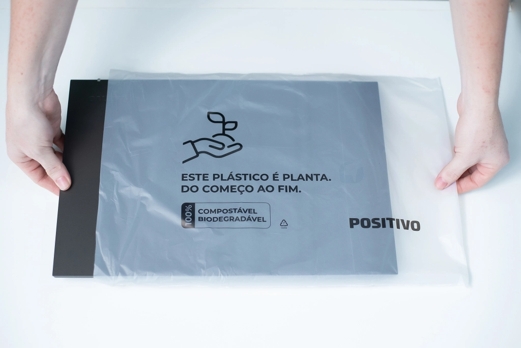 Os computadores passam a ser embalados com bioplástico 100% biodegradável (Foto: Divulgação/Positivo Tecnologia)