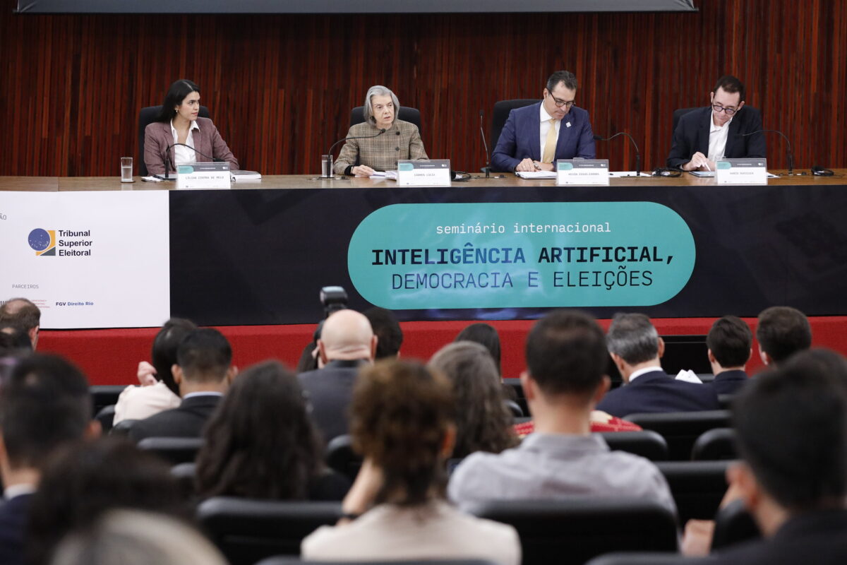 Cármen Lúcia no primeiro Painel do Seminário Internacional Inteligência Artificial, Democracia e Eleições (Foto: Alejandro Zambrana/Secom/TSE)