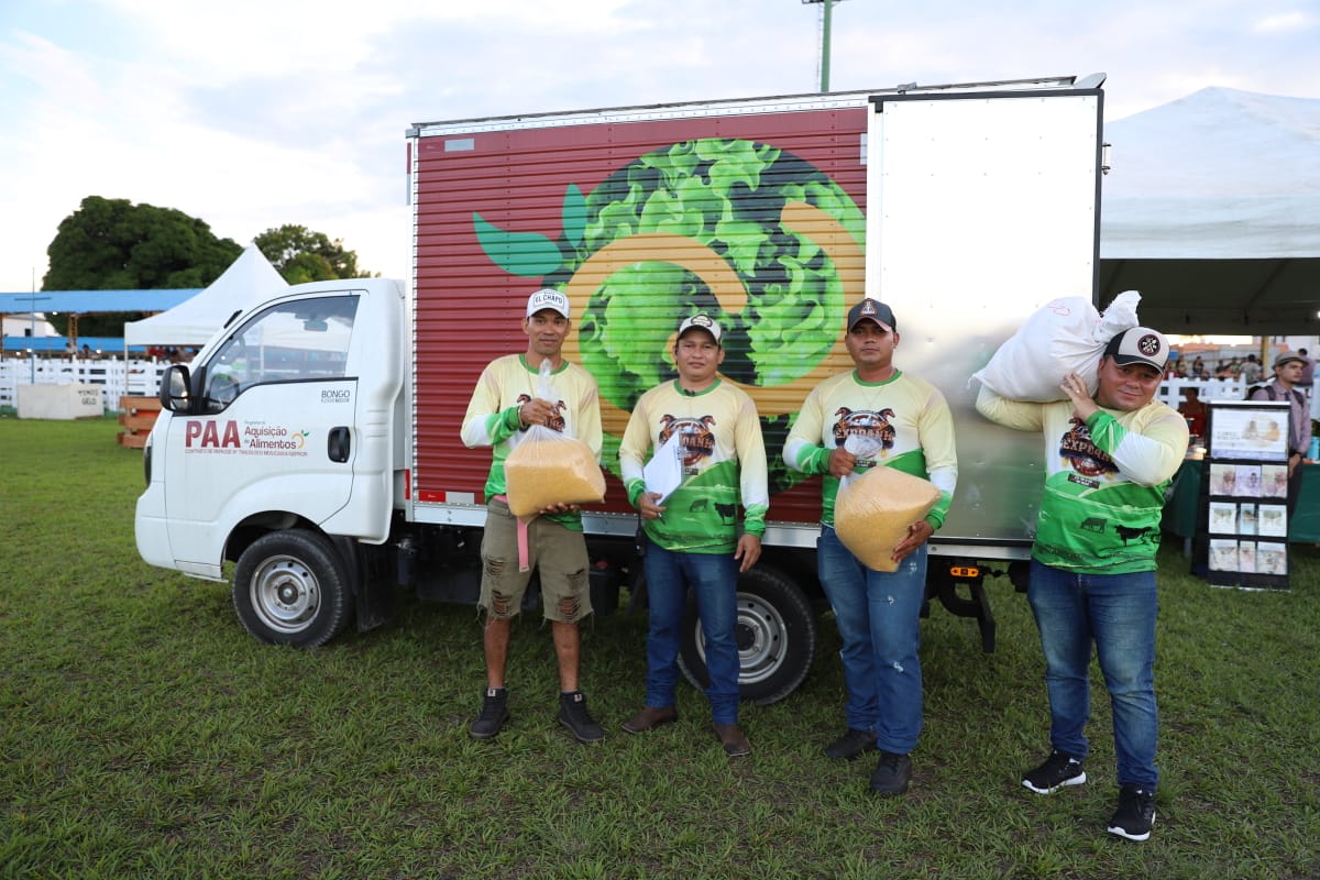 Durante a Expoanh, também houve a entrega de um trator, implementos agrícolas e um caminhão-baú para fortalecer a agricultura familiar no município (Foto: Emerson Martins/Sepror)