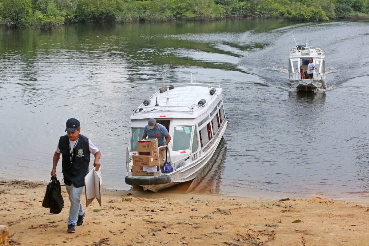 Transporte de urnas eletrônicas nas eleições complementares de 2017 (Foto: Roberto Jayme/Ascom/TSE)