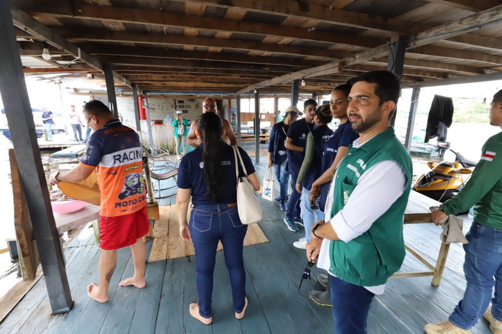 Uma cooperação técnica foi estabelecida recentemente, visando agilizar o processo de licenciamento dos flutuantes que funcionam como moradias. (Foto: Márcio Silva/DPE-AM)