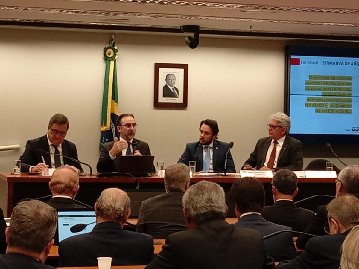 Bernard Appy (ao centro) falando sobre reforma tributária na Câmara dos Deputados (Foto: Valéria Costa/Real Time1)