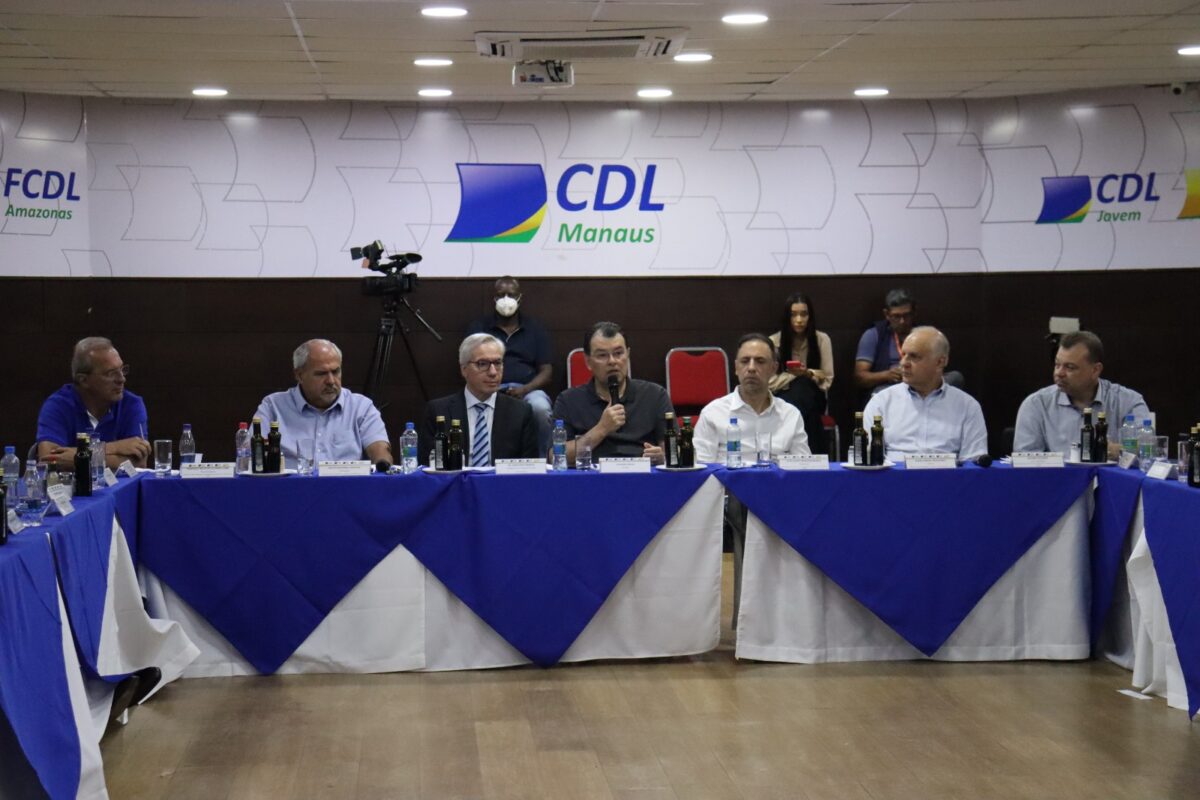 Representantes do comércio entregam proposta ao senador Eduardo Braga. Foto: Assessoria / CDL