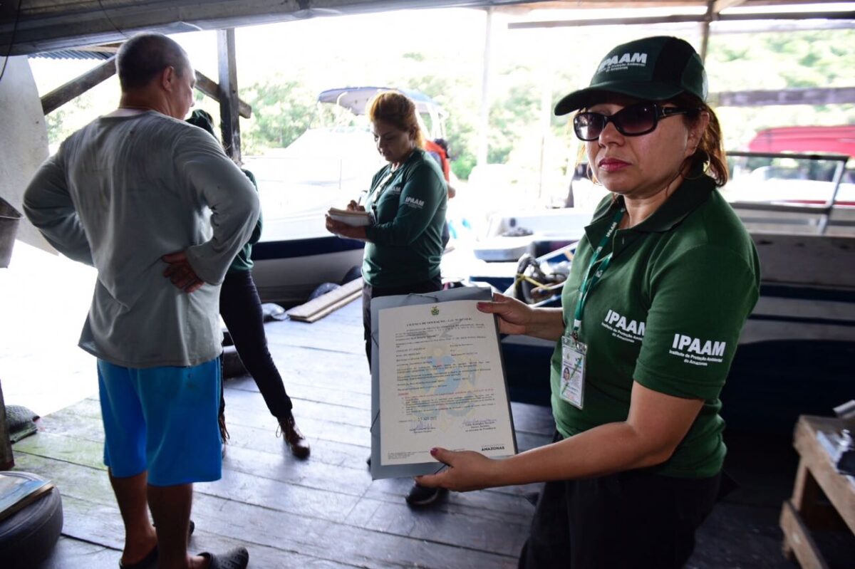Fiscais do Instituto de Proteção Ambiental do Amazonas (Ipaam) em flutuantes instalados na Bacia do rio Tarumã-Açu (Foto: Divulgação/Ipaam)