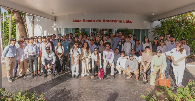 Futuros diplomatas posam em frente a entrada da Moto Honda da Amazônia