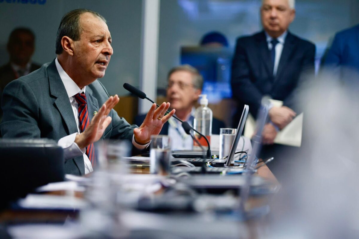 Senador Omar Aziz fala na comissão de meio ambiente do Senado