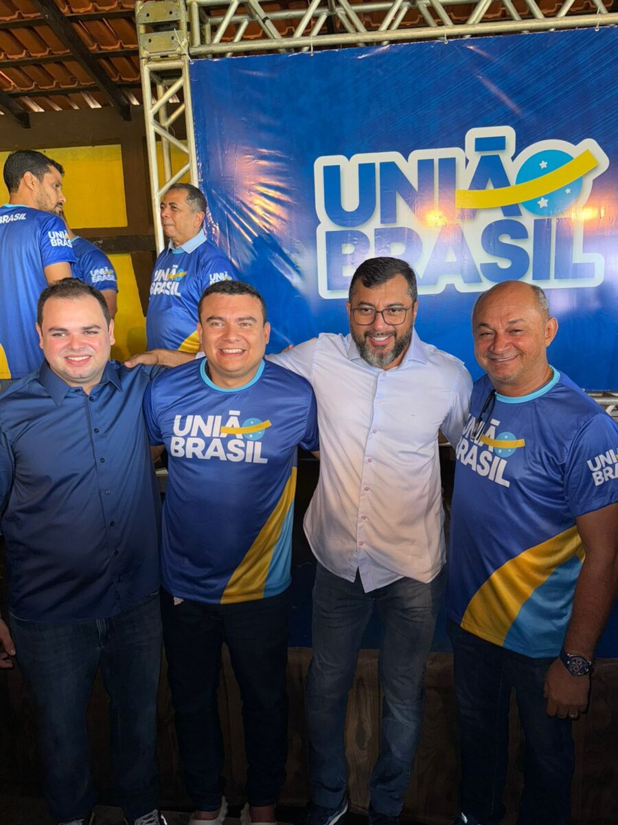 O deputado Roberto Cidade, o pré-candidato Otávio Farias, o governador Wilson Lima e o prefeito Frederico Júnior, em evento no município de Novo Airão