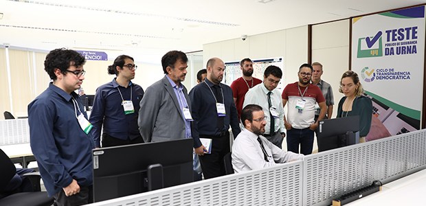 Teste públicos de segurança das urnas eletrônicas