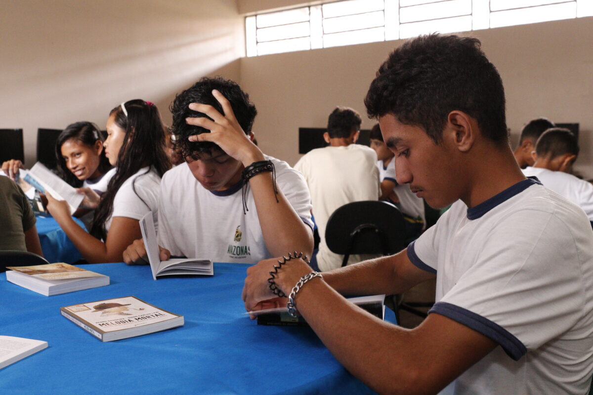 Cai a diferença entre brancos e negros na Educação Básica, aponta PNE. Alunos e professores da escola estadual Nossa Senhora do Rosário (Foto: Antonio Lima/Secom AM)
