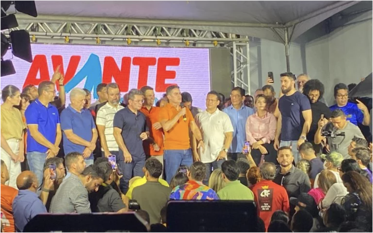 O prefeito David Almeida (Avante), durante o evento de oficialização da pré-candidatura à reeleição.