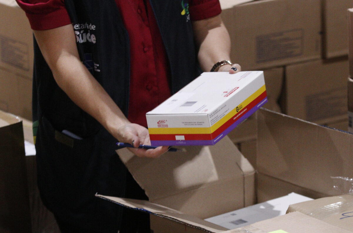 Estoque para seca: Medicamentos serão enviados para o interior do Amazonas (Foto: Antonio Lima/Secom)