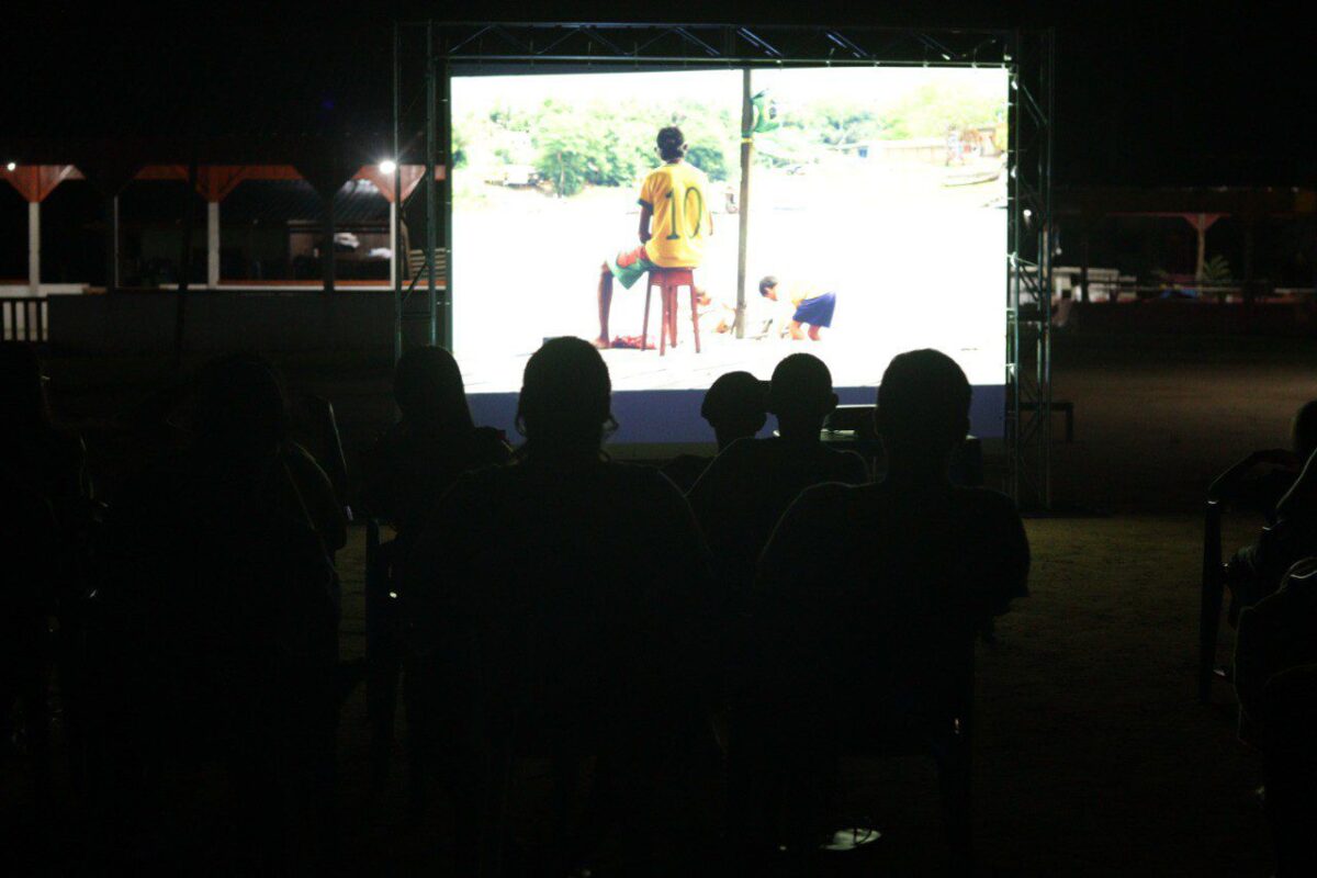 financiamento da Cultura. Com estrutura de telão, projeção, som e pipoca, os comunitários puderam ter a experiência de assistir uma sessão de cinema sem precisar se deslocar para a capital. (Foto: Divulgação)