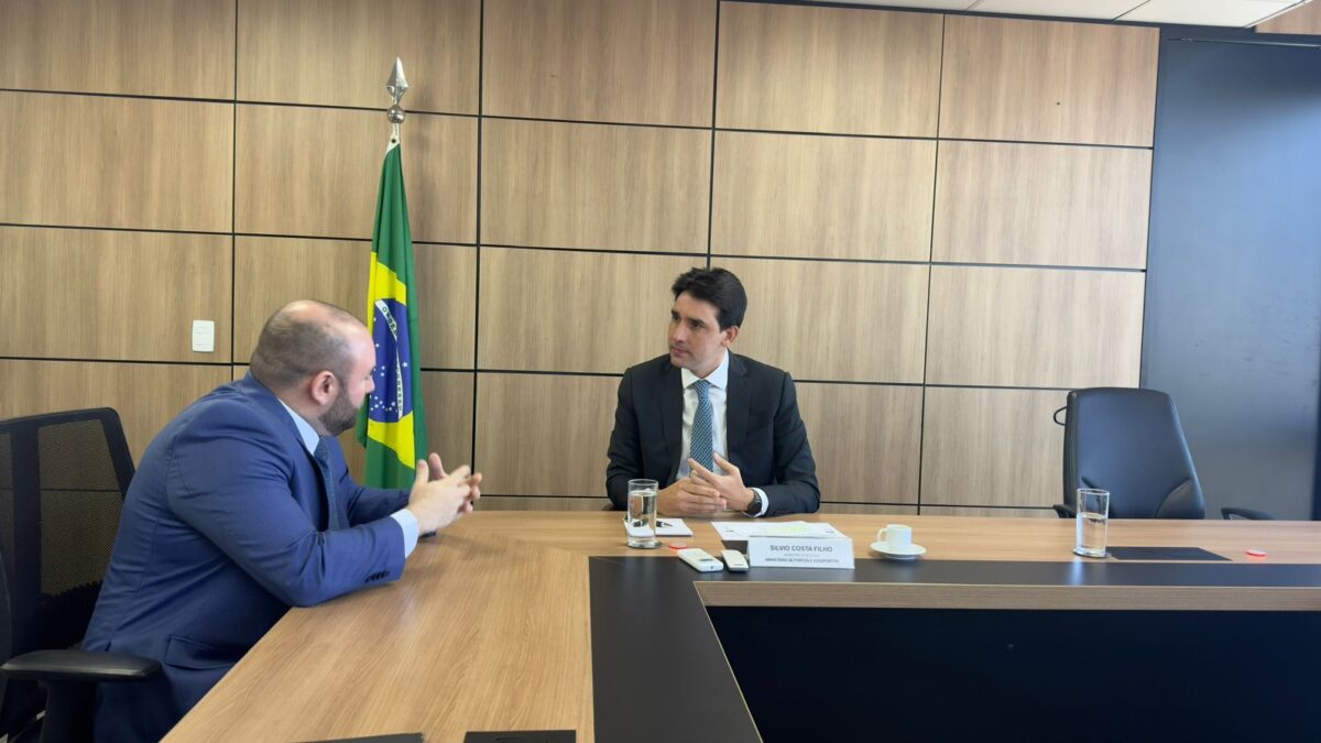 Secretário Fausto Jr. e o ministro Sílvio Costa Filho debatem reestruturação e reforma dos aeroportos no interior do Amazonas (Foto:Divulgação/Sedurb)